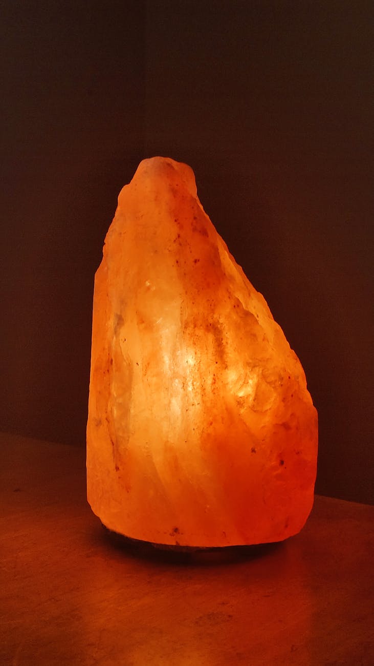 The Benefits Of A Himalayan Salt Lamp In Your Bedroom