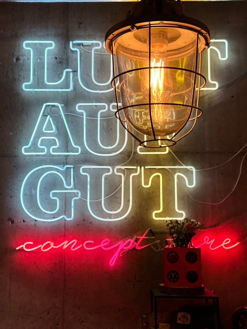 How To Use Accent Lamps To Highlight Decor,
